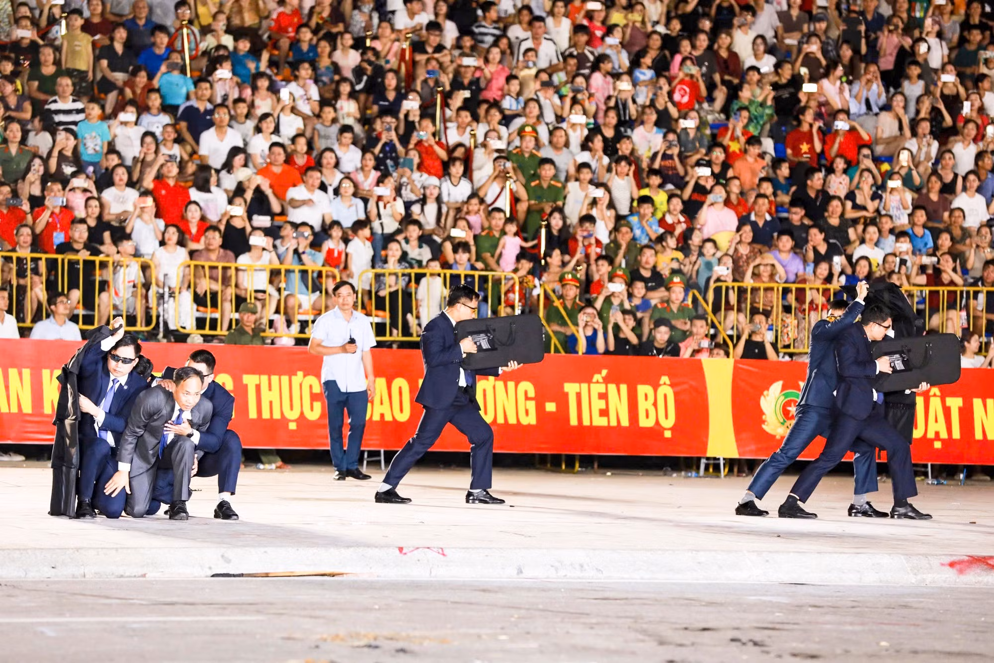 dong-dao-nguoi-dan-nguong-mo-truoc-man-bieu-dien-an-tuong-cua-cac-chien-si-canh-ve.jpg