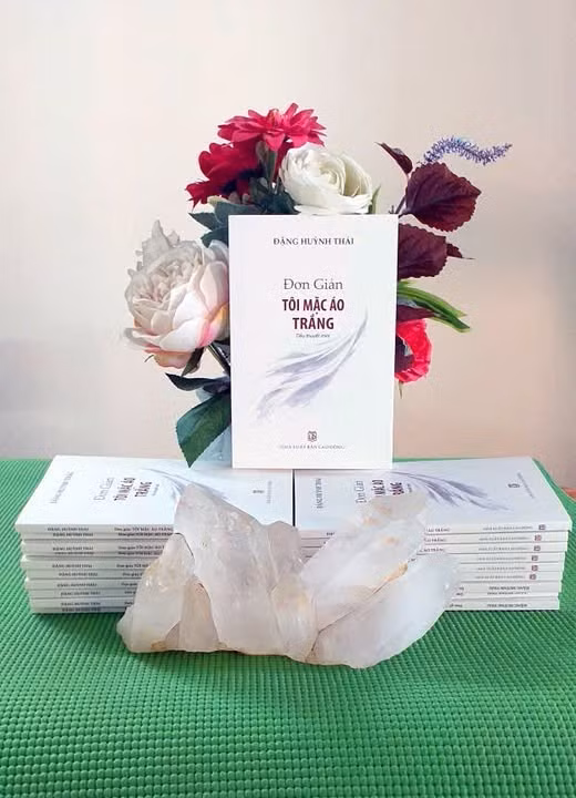 Tiểu thuyết "Đơn giản tôi mặc áo trắng" của nhà văn Đặng Huỳnh Thái.