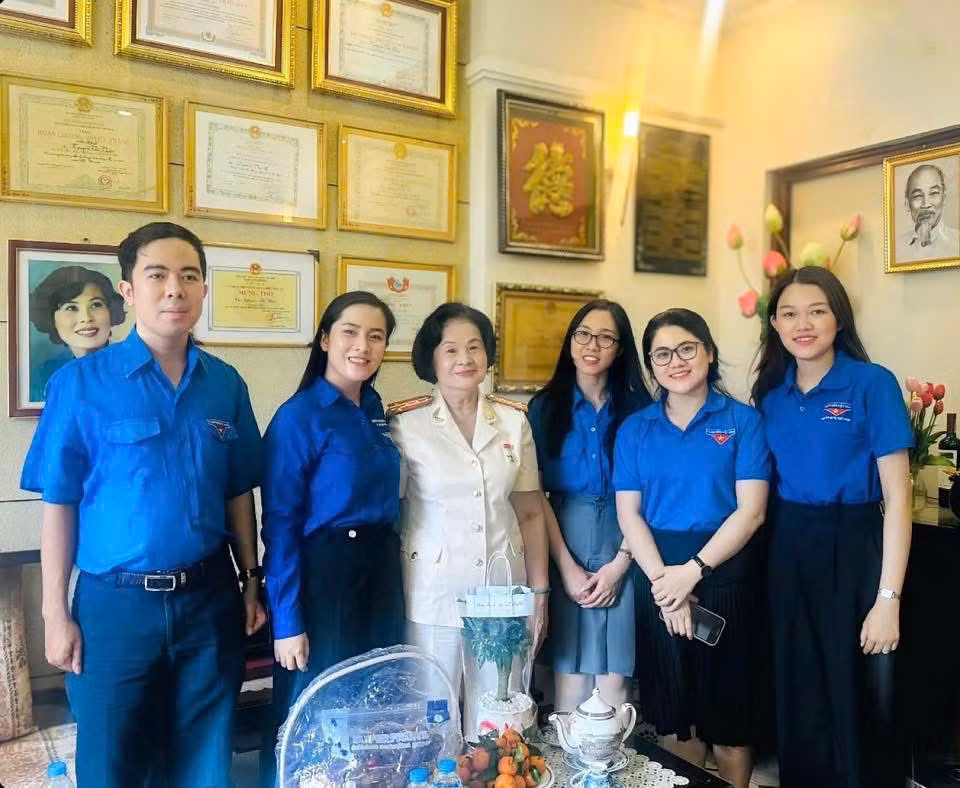 co-sau-thao-va-cac-doan-vien-doan-tncshcm-ghe-tham-nha-co.jpg