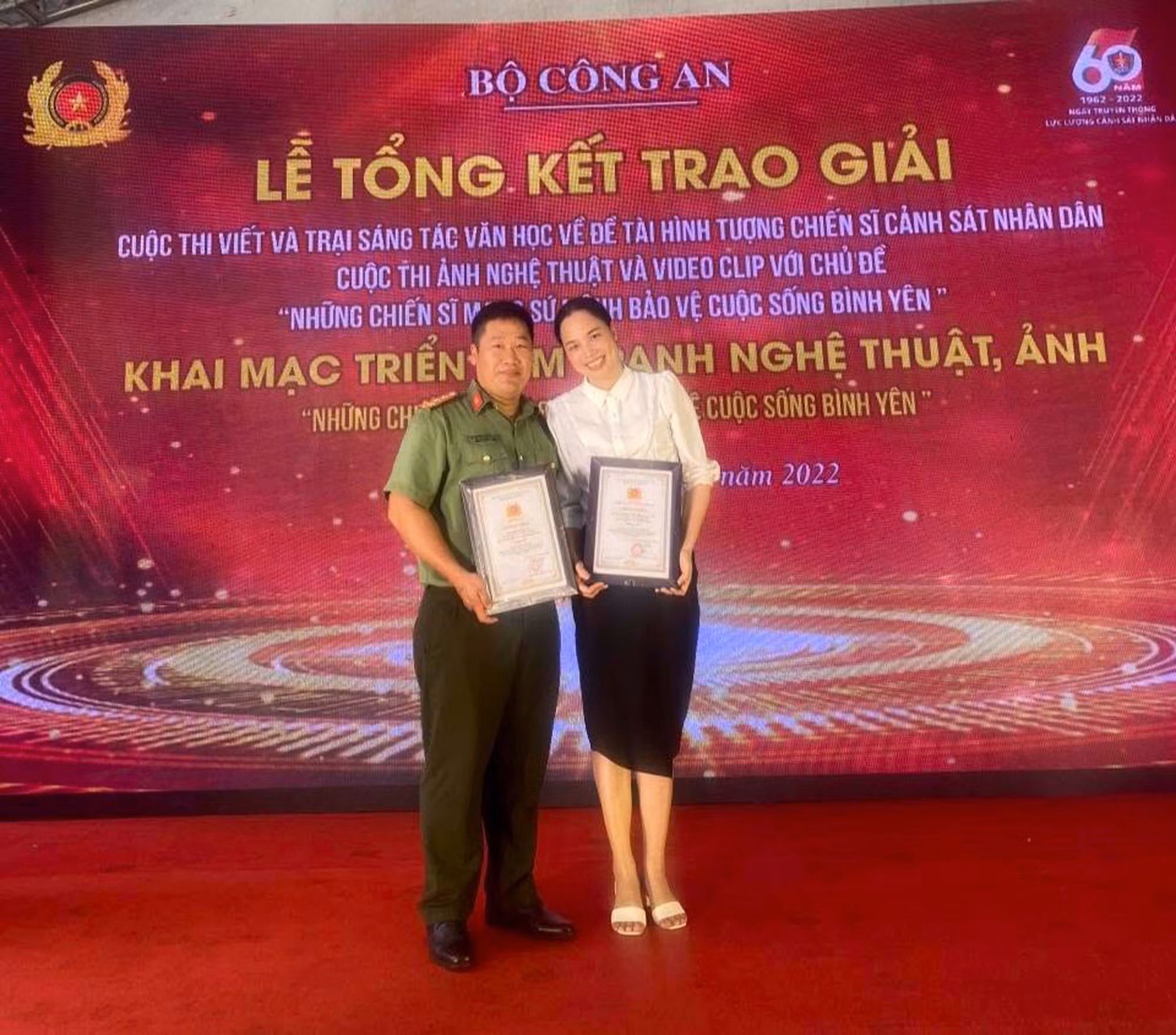 hai-vo-chong-nha-van-dao-thu-ha-cung-doat-giai-thuong-cua-bo-cong-an-nam-2022.jpg