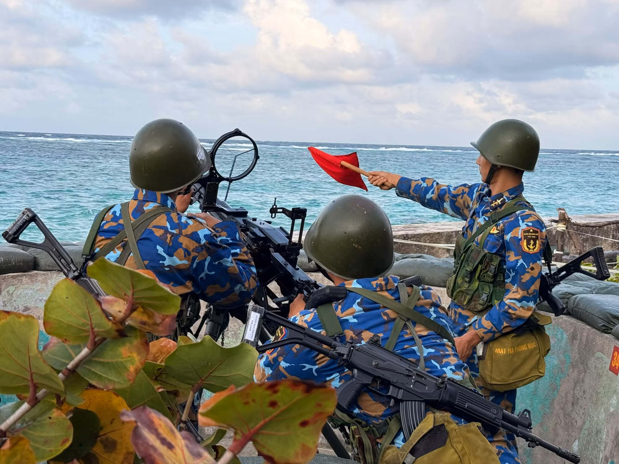 nhung-nguoi-linh-tren-dao-truong-sa-dang-ngay-dem-giu-gin-binh-yen-cho-to-quoc.jpg