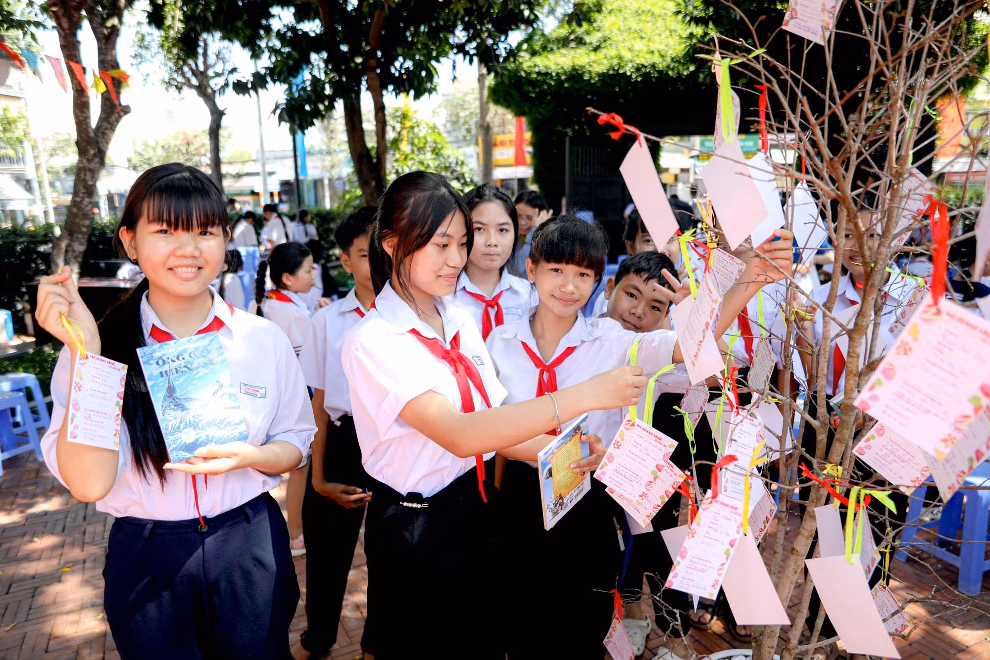 Các em học sinh tham gia trò chơi Đọc sách 30 phút và viết cảm nhận.