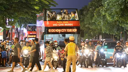 Nhộn nhịp dòng người chờ pháo hoa nghệ thuật kỷ niệm 50 năm Thành phố mang tên Bác