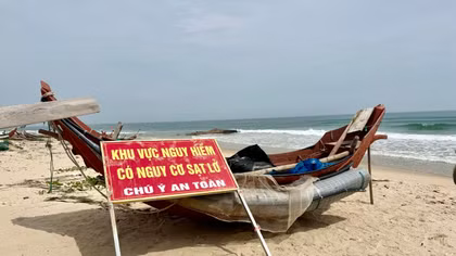 Khi bãi biển lùi xa, sinh kế cũng chao đảo