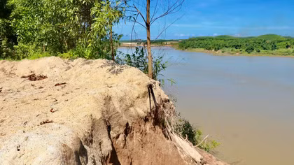 Sạt lở bờ sông Thạch Hãn: Đất cứ teo tóp dần, nỗi lo ngày một lớn