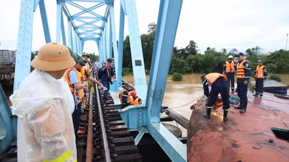 Công an Quảng Trị khẩn cấp giải cứu 3 xà lan mắc kẹt dưới cầu Mỹ Chánh