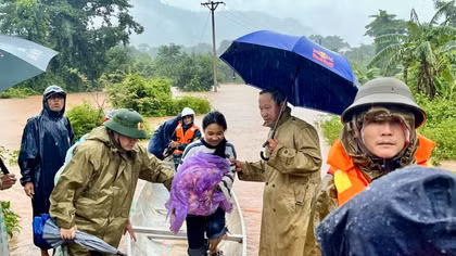 Công an Quảng Trị giúp dân ứng phó mưa lớn gây ngập, chia cắt nhiều nơi