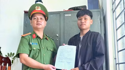 Những lá đơn từ tuổi mười tám