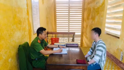 Giữ bình yên phía sau cánh cổng thép