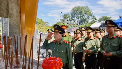 Thứ trưởng Lê Quốc Hùng dâng hương tri ân các Anh hùng liệt sĩ tại Quảng Trị