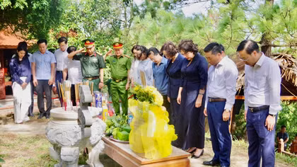 Đoàn đại biểu Quốc hội tri ân Anh hùng liệt sĩ tại các địa chỉ đỏ ở miền Trung
