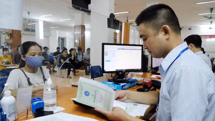 Vì áp lực, nhiều lao động chọn rút BHXH một lần