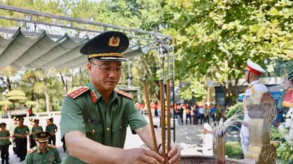 Đoàn công tác Bộ Công an tri ân các Anh hùng liệt sĩ tại Quảng Trị 