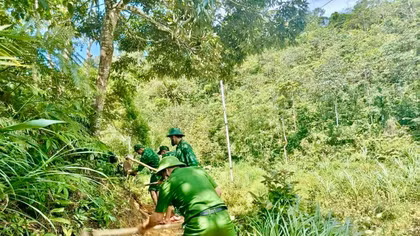 Lực lượng vũ trang ở Quảng Trị khẩn trương giúp dân sửa đường vào thôn Cát, Trỉa