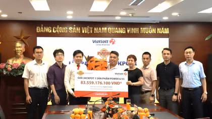 Chủ nhân giải Vietlott hơn 83 tỷ không đeo mặt nạ nhận giải thưởng