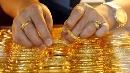 Giá vàng giảm sâu, người “ôm” vàng nên bán hay giữ?