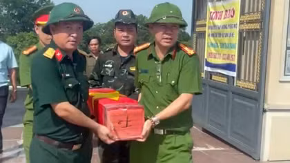 Cán bộ Công an xã Thu Bồn (Đà Nẵng) tham gia đón các liệt sĩ trở về.