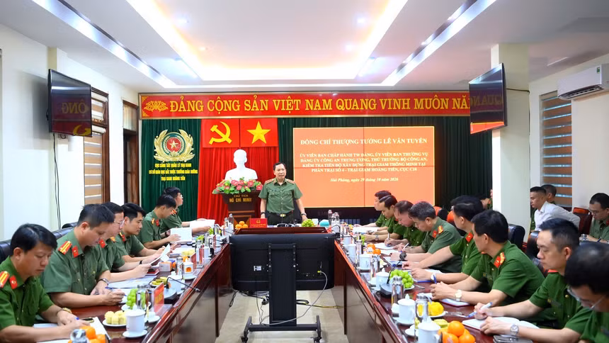 Thứ trưởng Lê Văn Tuyến kiểm tra công tác tại Trại giam Hoàng Tiến