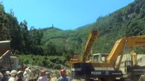 Công nhân sửa điện mỏ đá bị xe đào kẹp tử vong