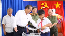 Tiếp sức học sinh nghèo vượt khó miền Trung 