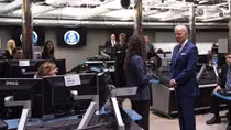 Ông Biden khen tình báo Mỹ giỏi hơn Nga, Điện Kremlin nói gì?