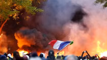 Paris hoa lệ trông như "bãi chiến trường" vì biểu tình bạo loạn