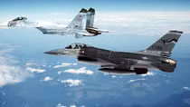 Su-27 chao cánh đuổi F-15 Mỹ tránh xa đoàn phi cơ Nga