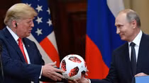 Hé lộ hàm ý sâu sa của quả bóng mà Tổng thống Putin đưa cho ông Trump