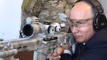 Tổng thống Putin gây "sốc" khi trổ tài bắn tỉa trúng mục tiêu cách 600m