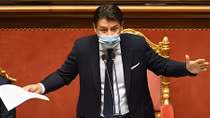Thủ tướng Italia thoát nguy cơ mất ghế 