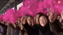 Người Triều Tiên reo hò tiễn Chủ tịch Kim Jong-un lên tàu đi Hà Nội