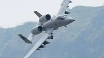 A-10 "Lợn lòi" văng kính chắn gió, phi công Mỹ thoát hiểm ngoạn mục