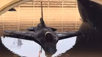 Lũ quét qua sân bay, tiêm kích F-16 ngập ngang bụng trong nước