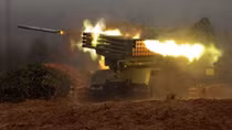 Syria dùng siêu pháo phản lực diệt khủng bố IS cố thủ gần núi lửa