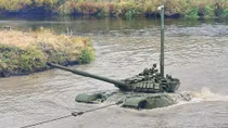 Xe tăng T-72 Nga lặn xuống đáy sông sâu 5m như tàu ngầm