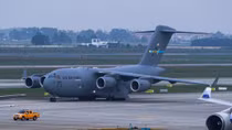 "Ngựa thồ" C-17 Globemaster III chuyên chở đồ cho ông Trump hạ cánh ở Hà Nội