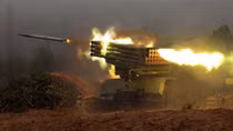 Khoảnh khắc pháo Syria phóng 'bão lửa' áp chế khủng bố ở Hama