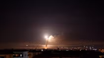 Không ngại S-300, Israel ồ ạt nã tên lửa, pháo kích vào Nam Syria