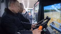 Tổng thống Putin tính đi lái máy gặt nếu không tái đắc cử