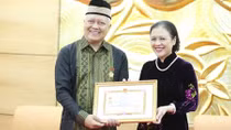 Trao tặng Đại sứ Indonesia kỷ niệm chương “Vì Hòa bình, hữu nghị giữa các dân tộc” 
