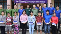 Báo CAND cùng TMV Ngọc Dung và Cty Duy Lợi đến với bà con vùng lũ Hà Tĩnh