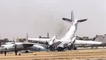 Hai máy bay Antonov "húc" nhau, gãy đôi trên đường băng