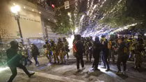  Đám đông bạo loạn Mỹ ném bom xăng molotov vào cảnh sát