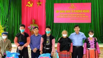 Tập đoàn Phượng Hoàng hỗ trợ người nghèo Mộc Châu 