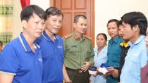 Sẻ chia yêu thương nơi vùng lũ xứ Nghệ