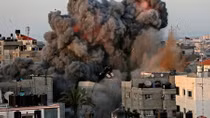 Israel dội bom san phẳng nhà máy vũ khí Hamas