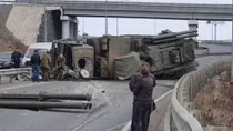 Lái xe bất cẩn, Pantsir-S1 Nga ngửa bụng giữa đường