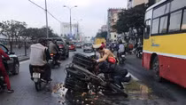 CSGT Thủ đô bốc trứng vỡ giúp dân dọn đường