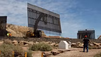 Tội phạm Mexico dùng chiêu độc đục thủng "siêu tường biên giới" của ông Trump