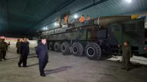 Chủ tịch Kim Jong-un tới thăm loạt nhà máy chế tạo tên lửa